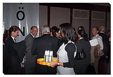 Fuar Organizasyonu broşür dağıtım elemanı